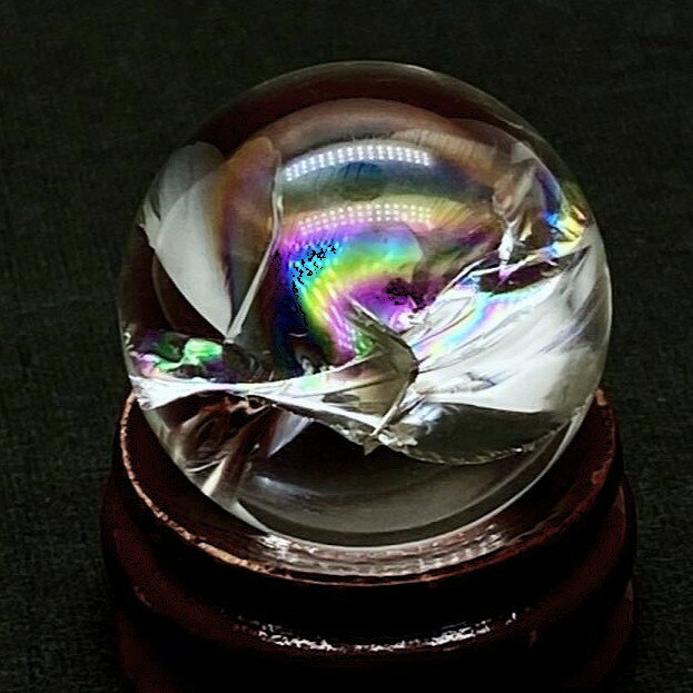 ご覧頂きありがとうございますワイヤーやマクラメの素材に凛とした透明感、幅広い面積に現れる色鮮やかな虹。高品質なアイリスクォーツです。（商品説明）アイリスクォーツ　丸玉　25mm　1個＊商品は他店舗でも共通の在庫となっております、ご注文のタイ...