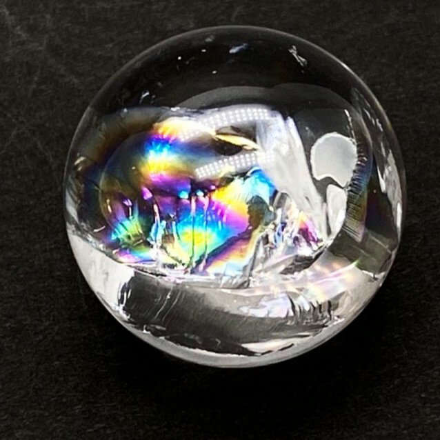 ご覧頂きありがとうございますワイヤーやマクラメの素材に凛とした透明感、幅広い面積に現れる色鮮やかな虹。高品質なアイリスクォーツです。（商品説明）アイリスクォーツ　丸玉　23mm　1個＊商品は他店舗でも共通の在庫となっております、ご注文のタイ...