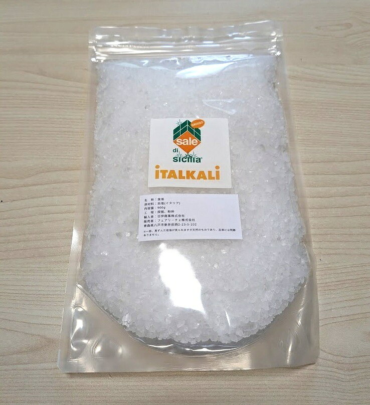 仕様 Regalpetraに比べて塩味が強く辛みもしっかりあります。およそ5億〜200万年前のきれいな海水が長い年月をかけて結晶化した岩塩を岩塩鉱山より採掘。 純度が99.6％と高く、口にした瞬間はやや強い塩味ですが、塩カドがなく後味に柔らかな甘みが残る味わいが特徴です。 幅広い用途にお使いいただけますが、特に肉料理や味が濃い料理やパスタの茹で塩やお菓子作りに最適です。 また業者さんはバスソルトの原料にしています。内容量900g　粒の大きさ：約2～12mm ※若干の誤差がある場合がございます原産国イタリア　シチリア島原材料岩塩工程採掘、粉砕、無洗浄・無融解注意事項■一部黒ずんだ岩塩が見られますが天然のものであり、品質には問題ございません。 ■食品の特質上ご返品は承れませんので、予めご了承ください。関連キーワード高級 お菓子 安心 無添加 輸入食品 海外 外国 お得 詰め替え 詰替 詰めかえ つめかえ 業務用 大容量 ハンドメイド ミル 食用 バスソルト 調味料 無添加 輸入 輸入品 小袋 セット あまみ いくら 鮭 塩 おにぎり お清め 神棚 清め 砂糖 米 容器 業務用 お得 まとめ買い お買い得 梅干し シチリア岩塩 シチリア しお あら塩 あらじお 粗塩 粗粒 ヒマラヤ岩塩 クリスタル岩塩 クリスタル ソルト 天然塩 岩塩 塩 清め 浄化 浄化塩 無添加 おすすめ 料理 調理用 食用 高血圧 冷え性 老化 マクロビ 調味料 パキスタン ヒマラヤ産 無添加 添加物なし 清め 清め塩 浄化 クリスタル ミネラル 血圧 健康 採掘 岩塩 お塩 しお 天然塩 高級 食用 おにぎり塩 塩鍋 料理 肉 ギフト 岩塩 バスソルト 人気 ミルタイプ ハーブ ハーブソルト 最高品質 ヒマラヤ岩塩 小粒 ミル 約 2-5ミリ 1kg 10kg