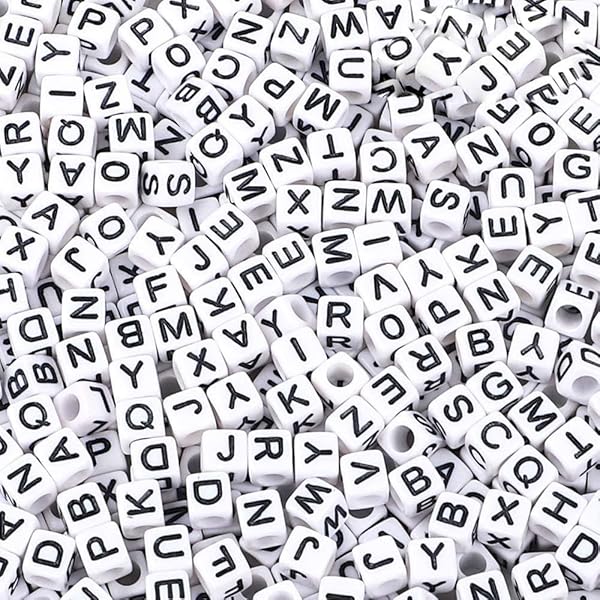 Quefe 600ピース レタービーズ ホワイトアクリルアルファベット「A-Z」キューブビーズ ジュエリー製作、ネックレス、ブレスレット、キーチェーン、ヘアブレ...