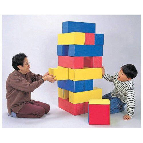 ジェンガの大型版。 サイコロを転がして出た目の色のブロックをうまく抜いて、上に積みます。ブロックを抜いたときに崩した人の負けになります。 どこまで積めるか競争です。 サイコロを使わずにブロックを抜くだけの遊びもできます。 ブロックは軽く、安...