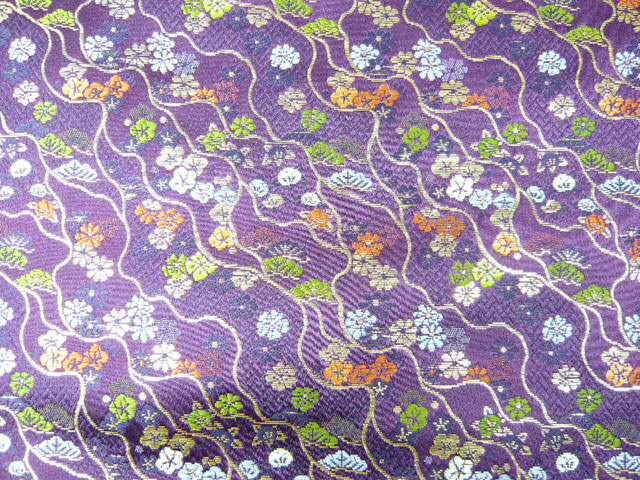 金襴 生地 流麗松と梅 赤紫 004-19（10cm） 布 はぎれ 和風 緞子