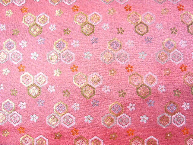 金襴 生地 豪華絢爛な亀甲 桃 004-31(10cm） 布 はぎれ 和風 緞子