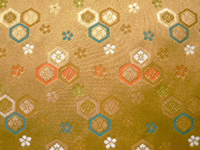 金襴 生地 豪華絢爛な亀甲 金茶 004-38(10cm） 布 はぎれ 和風 緞子