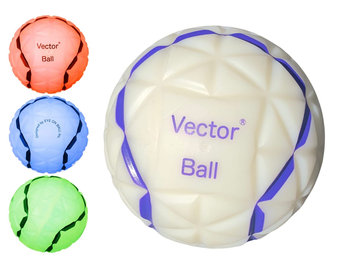 【特許技術】ベクターボールは短い光を発し、ボールに衝撃（バウンドやキャッチなど）を与えるとボールの色がランダムに変化（赤、緑、青）します。【目と脳を鍛える】ビジョントレーニングは視覚情報を使って脳を鍛えます。その結果、視覚情報を運動動作に迅速に伝達する能力が向上します。【耐久性・防水性】ベクターボールは耐久性があるため、壁に投げたり、バットで打ったりすることができます。また、防水性のため、水に沈めることもできます。【あらゆるスポーツで使用可能】野球、ソフトボール、ラクロス、サッカー、バスケットボール、バレーボール、フットボール、ホッケー、テニス、クリケット、ボクシング、総合格闘技などを含む、あらゆるスポーツのパフォーマンスを向上させるために使用されます。【最新モデル】電池寿命と耐久性が向上した最新モデル。電池寿命：約1年（充電・電池交換不可） 【保証期間】90日 Vector ボールは、運動能力の最も重要な要素である脳をトレーニングするツールをアスリートに提供します。 アスリートが成功するためには、ダイナミックな試合状況に対応できなければなりません。Vector ボールを使用したトレーニングは、リアルタイムの視覚情報を処理するアスリートの能力を向上させます。その結果、ゲームスピードで情報を処理できる、より速く思考するアスリートが生まれます。