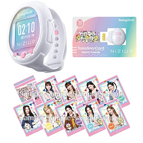 (C)BANDAI (C)Sony Music Labels Inc./JYP Entertainment.シリーズ初のウェアラブル型たまごっち「Tamagotchi Smart」にガールズグループ NiziUとコラボした「Tamagotchi Smart NiziUスペシャルセット」が登場！※バンダイでは液晶画面用の保護シートは販売しておりません。※遊び内容は、どのカラーも共通です。※画像はイメージです。[セット内容] 本体…1 たまスマカード NIZOOフレンズ…1 オリジナルフォトカード…10 充電ケーブル…1 取扱説明書…1■「Tamagotchi Smart NiziUスペシャルセット」のポイント：本体はNiziUスペシャルセット限定の特別デザイン。NiziUのオリジナルキャラクターを収録したたまスマカードと、本商品のために撮り下ろしたオリジナルのフォトカードが10枚付属。NiziU×たまごっちスマートの全てが楽しめる豪華スペシャルセットです。NiziUとコラボした「たまスマカード NIZOOフレンズ」をたまごっち本体に挿入するとたまごっちスマートの本体に内蔵されている10キャラクターに加え、NiziUのオリジナルキャラクター NIZOOを育てることができます。さらにリビングや時計デザインなどのオリジナルアイテムでTamagotchi SmartがNiziUらしいスタイルにチェンジ！Tamagotchi Smart本体・・・H約65mm×W約55mm×D約20mm（本体部分）※ベルトサイズは約12.5cm～18.5cmに対応