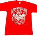 究極の生命体MWAMの生みの親ジミー・ヘンドリックス博士（趣味：ギター）をあしらった定番Tシャツの2012年に発売された紅白バージョンです。マンウィズ初期グッズであり一番人気商品！！M::サイズ/着丈：70cm、身幅：52cm、袖丈：20cm現在入手困難なアイテムをアマゾンにて販売！カッコよくてガウラーの心を鷲づかみ！ライブやプライベートに大活躍できるアイテムでございます！ MAN WITH A MISSION（マンウィズアミッション） 日本の5人組ロックバンド、所属レーベルはソニー・ミュージックレコーズ、所属芸能事務所はeggman Co.,Ltd. 頭はオオカミ、身体は人間という外見の究極の生命体5人で構成されるという設定 バンド名は英語で「使命を持った男」という意味で、略称は「MWAM」や「マンウィズ」 メンバーはボーカル担当のリーダー「Tokyo Tanaka」、ギター、ボーカル、ラップ、作詞、作曲担当「Jean-Ken Johnny」、ベース、コーラス、作詞、作曲担当「Kamikaze Boy」、DJ、サンプリング、作曲担当「DJ Santa Monica」、ドラムス担当「Spear Rib」 2011年からメジャーデビューした「マンウィズ」、中毒性のある音楽でヒット曲を連発！日本だけでなく海外でも多くのファンに支持されている。