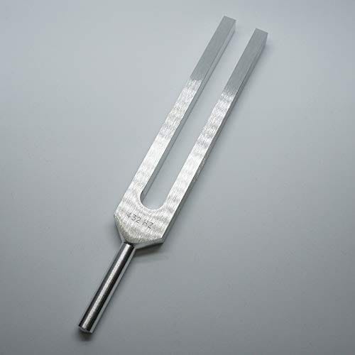 BIOSONICS社製 Tuning Fork (432)素材　高品質アルミ合金(正確で長く周波数を出すことができます) 外形寸法 17.5cm × 2.5cm1秒間に一定周期で発生に1回の周波数・振動数をヘルツといい、 数値が大きくなると高い音、小さくなると低い音を表します。 宇宙の規則性と数学的に一貫しているため 「宇宙の波動」とも呼ばれています。 1953年に国際標準化機構（ISO）によって定められた 音楽の基準となる音の高さ「基準周波数」440Hzよりも 432Hzの方が美しいとの意見もあります。●ギターのチューニング ギターのボディに音叉の玉の部分を当てることで（ラ）の音が共鳴します。 その音を聞きながら、同時に5弦の音を鳴らし、 耳で確かめながらペグを回してチューニングしていきます。 初心者には難しいですが音感を鍛えることができます。●ヒーリング使用方法 膝でタップ 膝でタップする場合は、膝頭の下の音叉の平らな面を軽くたたきます。 音叉を耳から3～6インチほどゆっくりと耳に近づけ、音を聞きます。 しばらくすると振動が弱くなるので、この動作を繰り返します。 振動中に柄の部分をツボや経絡や骨などにあて 波動を取り込むヒーリング方法もございます。 最高品質 BIOSONICS社 チューナー