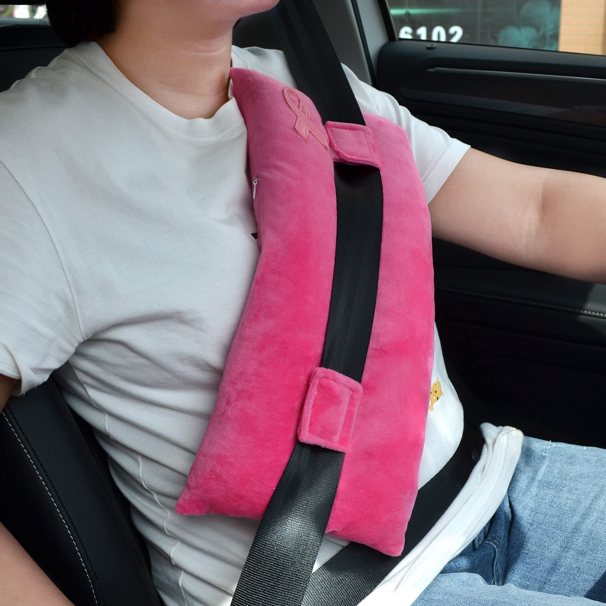 手術後の快適さのためのクッション:このシートベルト枕は、乳がん手術の回復、乳房切除術、乳房再建術用です。 手術後の傷口を保護し、シートベルトへの衝撃を軽減します。快適さとリカバリーケアを提供:シートベルトピローは快適な詰め物で満たされ、柔ら...