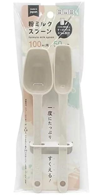 一回で50ml・100ml分の粉ミルクをすくえる大容量のスプーンです。50ml用スプーンは小さめの哺乳瓶にもすっぽり入るスリム設計。耐熱／耐冷温度：140度／-20度消毒方法：煮沸OK、電子レンジOK、薬液OK材質：ポリプロピレン（PP）樹脂 【商品名】粉ミルクスプーン 【カラー】グレー 【製品サイズ】100ml用：約176×40×28mm /50ml用：約180×26×21mm 【原料樹脂】ポリプロピレン 【耐熱温度】140℃ 【耐冷温度】−20度 【入数】1個（100ml・50ml 2本セット）