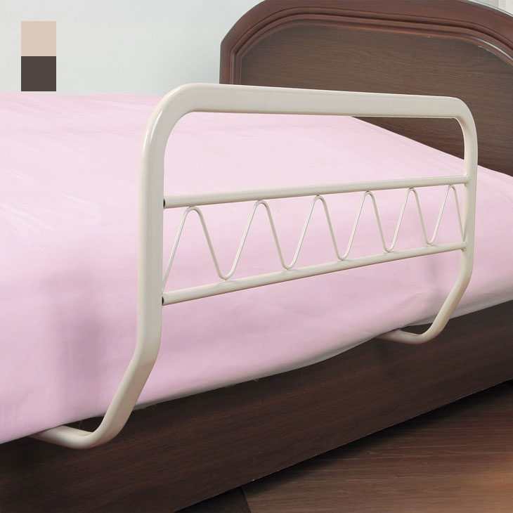 布団のズレ落ち防止に！簡単設置のベッドガード 就寝中に布団のズレ落ちが気になる方におすすめのベッドガードです。ベッドとマットレスの間に差し込むだけの簡単設置なので、工具不要で手軽に取り付けられます。シンプルながらも温かみのあるナチュラルと、落ち着いたブラウンの2色展開で、どんな寝室の雰囲気にも馴染みます。 ●色/ナチュラル、ブラウン ●サイズ/約幅75×奥行42×高さ43cm ●重さ/約2kg ●素材/スチール ●備考/お客様組立式 ●製造国/ベトナム製