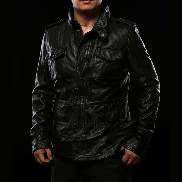 素材表地:牛革　裏地：90％綿　10％ポリエステル※シンプルなデザイン、バイク用ジャケットはもちろん、普段の街着としてもお使え頂けます。※綺麗なラインを保ちながら、体に負担なく着こなせます。※着心地が良く、定番ベストスタイルにカジュアルなこだわりを持ち合わせる仕樣は長く使えるデザインで創り上げます。メンズファッション レザージャケット 牛革ジャケット 細身タイプ ライダーメンズ 父の日 大きいサイズ ライダースジャケット バイクウェア お洒落 ファッション 送料無料 メンズファッション レザージャケット 牛革ジャケット 細身タイプ ライダーメンズ 大きいサイズ ライダースジャケット バイクウェア お洒落 ファッション 送料無料メーカー希望小売価格はメーカーカタログに基づいて掲載しています