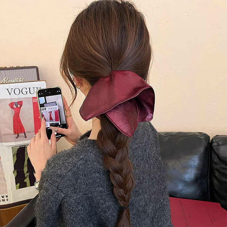 株式会社FAMオンラインショップのヘアアクセサリー 4点セット シュシュ ジルコニア スクエア 変形シュシュ キラキラ サテン調 ゴム 髪留め まとめ髪 レディース ヘアアレンジ 韓国風ヘアアクセ 高級感 上品ラグジュアリーヘアゴム かっこいい系 髪飾り 簡単ヘアアレンジ お出かけ 発表会 大人エレガント｜アングル2