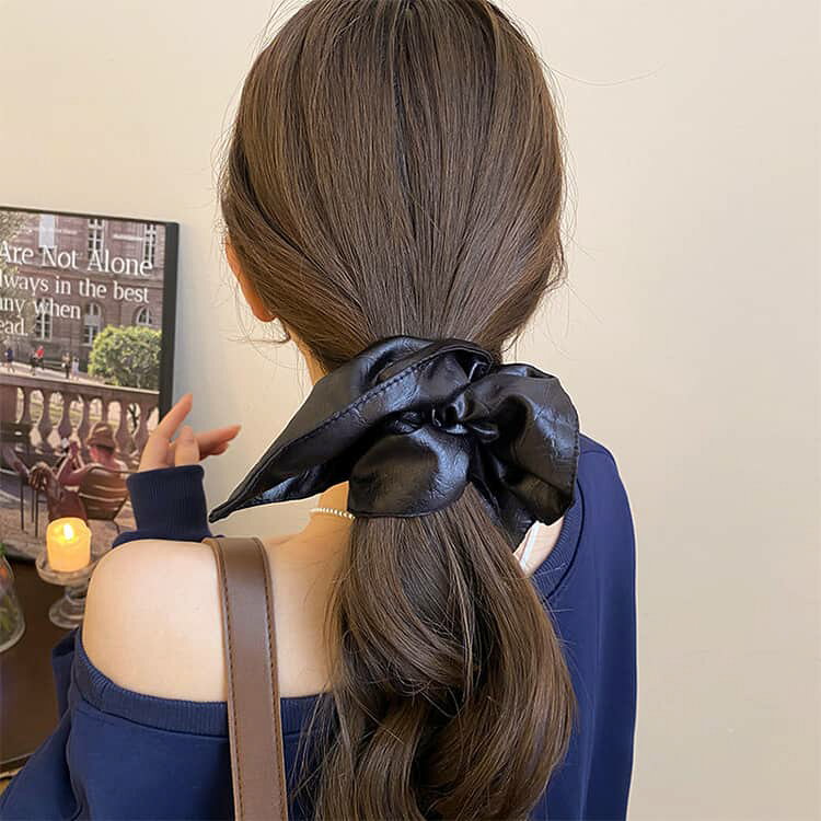 株式会社FAMオンラインショップのヘアアクセサリー 4点セット シュシュ ジルコニア スクエア 変形シュシュ キラキラ サテン調 ゴム 髪留め まとめ髪 レディース ヘアアレンジ 韓国風ヘアアクセ 高級感 上品ラグジュアリーヘアゴム かっこいい系 髪飾り 簡単ヘアアレンジ お出かけ 発表会 大人エレガント｜アングル3