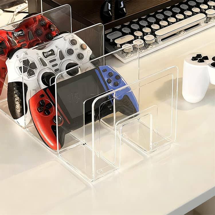 株式会社FAMオンラインショップの4台置き ゲーム機 収納 ゲームコントローラー収納ラック コントローラー収納 仕切り 4連 ジョイコン プロコン リングコン XBOX ONE PC 多機種対応 SWITCH コントローラースタンド PS5 コントローラー 収納 本立て ブックスタンド 送料無料｜アングル2