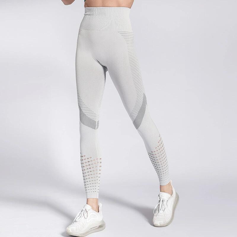 商品特徴・履くだけで美脚。立体縫製による引締め効果と脚長効果で、女性の足をよりきれいに引き立てます。・吸水速乾。ポリエステル素材なので、たくさん汗をかいても乾くのが速い!洗濯してもすぐに乾きます。・様々な場面で活躍。ヨガ、ジム、ジョギング、トレーニングなどのスポーツ以外でも、スポーティなカジュアルウエアとしても可愛くご着用いただけます。包装について環境保護の観点から、「簡易包装」を推進しておりますハイウエストレギンス ジムタイツ ピラ スポーツウェア アクセサリー スポーツ用インナー レディースインナー スパッツ 続々登場 S M L グレー グリーン ブラック