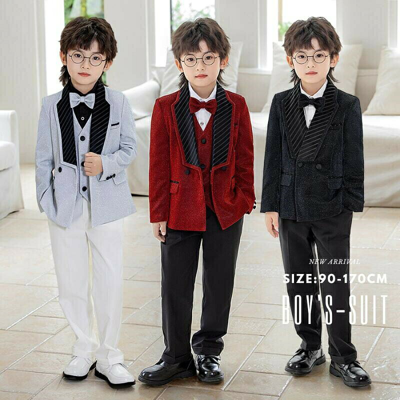 商品の詳細内容4点セット:ジャケット+ベスト+パンツ+蝶ネクタイ5点セット:ジャケット+ベスト+パンツ+シャツ+蝶ネクタイ素材生産国中国カラー写真通りサイズ(単位:cm)90/100/110/120/130/140/150/160/170モデル身長123cm、体重22kg、着用サイズ120cm商品について※サイズ表記は目安です。若干の誤差がある場合がございます。※製造中(縫製、染色など)により商品において色味や柄、サイズに若干の誤差や、生地を織る際に糸の継ぎ目や多少のほつれ等が生じる場合がございますが、品質上の問題ではございませんのでご了承の上お買い求めくださいませ。※お客様ご使用のPC環境により商品画像のカラーが多少異なる場合があります。仕入時期により多少デザインなど異なる場合があります。ご了承ください。※モデルに使用している小物、アクセサリ等はセット内容に含まれません。※発送上の状態によって商品がシワになる場合がございます。予めご了承くださいませ。※商品について問題などがあれば、1週間以内にご連絡ください。1週間後には対応かねます。発送について※在庫確認、配送状況、休日を間にする事により、予定より遅くなる可能性がございます。※当店ではラッピングのサービスを行っておりません、ご了承くださいませ。【配送希望時間帯をご指定出来ます】午前中・14時〜16時・16時〜18時・18時〜21時ただし時間を指定された場合でも、事情により指定時間内に配達ができない事もございます。配達会社【ヤマト運輸】【佐川急便】子供服 子供スーツ タキシード 七五三 キッズ ベビー マタニティ 通販 シルバー/4点セット シルバー/5点セット レッド/4点セット レッド/5点セット ネイビー/4点セット ネイビー/5点セット 90 100 110 120 130 140 150 160 170