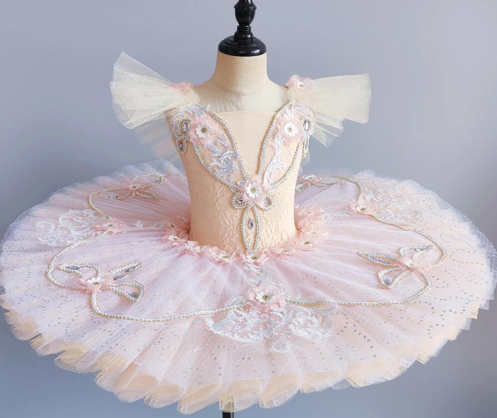 ITEM INFORMATION【商品詳細】商品内容:ワンピース+クラウン+腕花至急ご利用頂く場合は事前にメールでご連絡お願いしますお値打ち価格とサイズ展開でご用意しました!♪高級感溢れる手触りの素晴らしい子供用のレオタードです可愛いシルエット 伸縮性抜群 キレイめはもちろん着心地もよろしい学園祭 文化祭 レッスン練習着 発表会 イベント 写真撮影 舞台パフォーマンス 多用途110 バスト54 ウェスト52 身長100-115 体重12-15kg120 バスト57 ウェスト54 身長115-125 体重15-20kg130 バスト60 ウェスト56 身長125-135 体重20-25kg140 バスト64 ウェスト61 身長135-145 体重25-30kg150 バスト68 ウェスト64 身長145-155 体重30-35kg160 バスト72 ウェスト66 身長155-165 体重35-42kg写真色チュール※お取り扱い方法:手洗いおすすめ致します(40℃を限度)塩素系及び酸素系の漂白剤の使用禁止 日陰のつり干しが良いアイロン仕上げ可洗濯機可注意事項:※サイズは平置き手採寸サイズとなります。素人が図る為若干の誤差は御座いますが、ご理解の程宜しくお願い致します。 ※製造中により、商品において色や柄、縫製など多少のほつれ等が生じる場合がございます。神経質の方はご購入をお控え下さい※モデルに使用している小物、アクセサリ等は商品内容に含まれません。在庫管理や発送上の状況により商品がシワになる場合が御座いますので、予めご了承下さい。※商品の在庫状況は更新するように努力しておりますが、在庫切れの際はご理解をいただきますようお願いいたします。安心保障:不良品の場合、弊社負担で交換・返品対応いたします一週間以内サイズ・色交換可能(送料生じることがあります)お客様都合より返品受付できない場合がございます(ドレスや舞台衣装、原則として交換可能、返品不可)イメージ違いよりの返品は受付できない場合がございます子供 バレエダンス 演出服 ボリューム 体操 ダンス バレエ チュチュ 人気 110 120 130 140 150 160