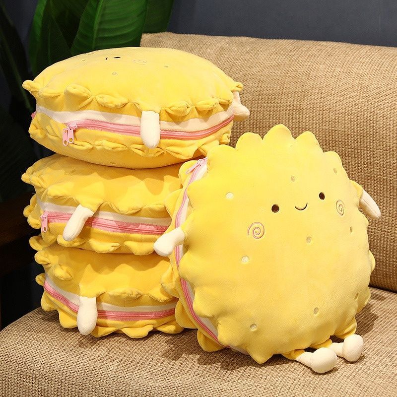 ブランケット クッション 2way ひざ掛け 毛布 折りたたみ 収納 クッションブランケット 可愛い ビスケット クッキー ぬいぐるみ ソファ 車用 オフィス 昼寝 冷房対策 ひざかけ 膝掛け 在宅ワーク 防寒ビスケットデザインが可愛い2WAY(クッション⇔毛布)。"カートゥーン風ビスケットデザインが可愛い、xxクッション&ブランケット一体型(2WAY)xxアイテム。普段はふんわりクッションとして使えて、寒い時はファスナーを開けるだけでブランケットに早変わり!オフィスの冷房対策、ソファでのくつろぎ時間、車内のひざ掛け、昼寝用の毛布として幅広く活躍します。使わない時はクッション内に収納できるので、コンパクトで持ち運びにも便利です。5ブランケット クッション 2way ひ 寝具 枕 抱き枕 抱き枕 通販 01 02 03 04 05 06 07 08 09 10 11 12 13 14 単品クッション クッションカバー付きブランケット