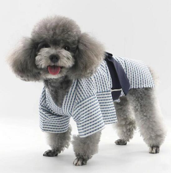 ペット浴衣 犬 猫 着物 甚平 和服 小型犬 猫和服 和装 手作り犬服 夏服 涼しい 花火大会 お祭り ドッグウェア 記念撮影 可愛い おしゃれ 和風デザイン お出かけ ペット服 小型犬着物 浴衣ドレス 軽量 通気性抜群 夏対策 かわいい犬服 コスプレこのペットの着物は、日本の伝統的な和風スタイルを取り入れた袴デザインです。"【高級感あふれる和風デザイン】 このペットの着物は、日本の伝統的な和風スタイルを取り入れた袴デザインです。秋冬の寒さ対策にも最適で、お正月、祭りや記念撮影などのフォーマルな場にもぴったりです。【素材と品質】 生地は100%綿で、柔らかく、肌触りが良いです。リボン付きの蝶結びでデザイン性が高く、ペットに快適な着心地を提供します。【サイズ展開】 この犬服と猫服はXS、S、M、L、XL、2XLの5サイズで展開しており、小型犬、中型犬にも適しています。詳しいサイズ情報をご確認ください。【着脱簡単】 簡単に着脱可能なデザインで、ペットの負担を軽減します。日常生活からフォーマルな場まで、さまざまなシーンでご利用いただけます。【多用途で大活躍】 結婚式、お祝い、誕生日、七五三、花火大会などのイベントで愛犬や愛猫を一層引き立てます。フォーマルシーンで周りの注目を集めること間違いなし!XS:胸囲30cm 背丈20cm 目安体重1-1.5kgS:胸囲35cm 背丈25cm 目安体重2-2.5kgM:胸囲40cm 背丈30cm 目安体重3-3.5kgL:胸囲45cm 背丈35cm 目安体重4-5kgXL:胸囲50cm 背丈40cm 目安体重5.5-7kg※ 平置き採寸となりますので、2~4誤差についてはご容赦下さい。※ PC・環境・光の具合等により、色のイメージが画像と若干異なる場合が御座います。"5ペット浴衣 犬 猫 着物 甚平 和服 ペット ペットグッズ 通販 01 02 03 04 05 XS S M L XL