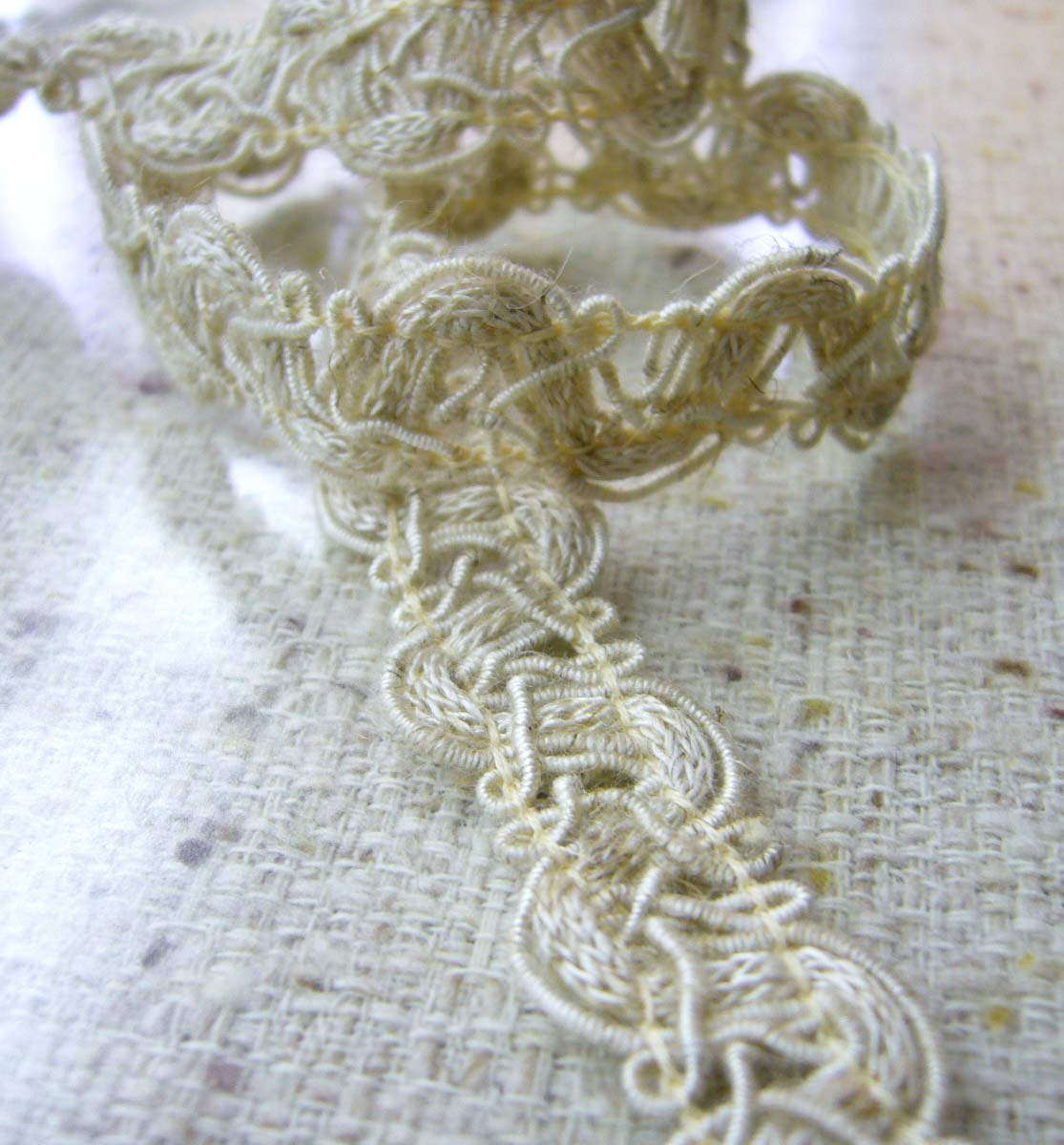 大人気！リネン混のブレードです。ナチュラル感が素敵です！カラーは生成のみとなります。 *日本製*Size（幅） 約15mm Material (素材) リネン30％ レーヨン70% How to buy(購入について) 数量はm単位になります。1m単位でお買い求めください。 1巻巻数 30m 1巻ご購入割引 ご注文数量欄に上記1巻巻数を入力してください。 メーター価格の50％割引とさせていただきます。1巻巻数端数は、通常m単価となります。（トップページの1巻ご購入割引をご参考ください。） ※システムの都合上、自動返信メールでは割引価格は表示されませんので、追って当店より割引価格を連絡させていただきます。 Notes (注意) 画面上と実物では多少色具合が異なって見える場合もございます。 ロットにより多少の色・サイズの違いが生じる場合や表示サイズと多少異なる場合があります。 ご了承ください。