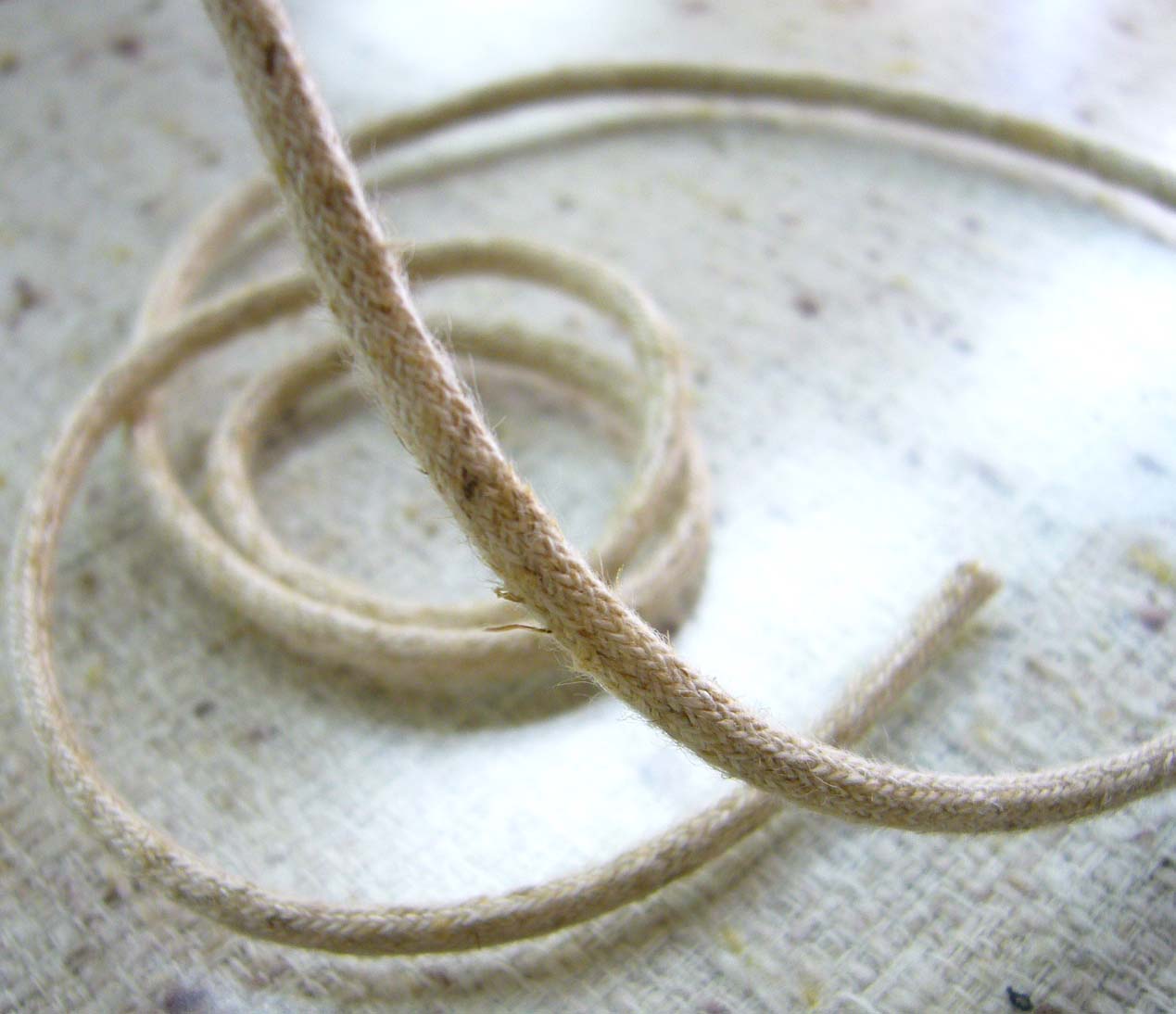 大人気！リネン混の細手コードです。ナチュラル感がかわいいです！カラーは生成のみとなります。 *日本製*Size（幅） 約3mm Material (素材) リネン30％ レーヨン70% How to buy(購入について) 数量はm単位になります。1m単位でお買い求めください。 1巻巻数 50m 1巻ご購入割引 ご注文数量欄に上記1巻巻数を入力してください。 メーター価格の50％割引とさせていただきます。1巻巻数端数は、通常m単価となります。（トップページの1巻ご購入割引をご参考ください。） ※システムの都合上、自動返信メールでは割引価格は表示されませんので、追って当店より割引価格を連絡させていただきます。 Notes (注意) 画面上と実物では多少色具合が異なって見える場合もございます。 ロットにより多少の色・サイズの違いが生じる場合や表示サイズと多少異なる場合があります。 ご了承ください。