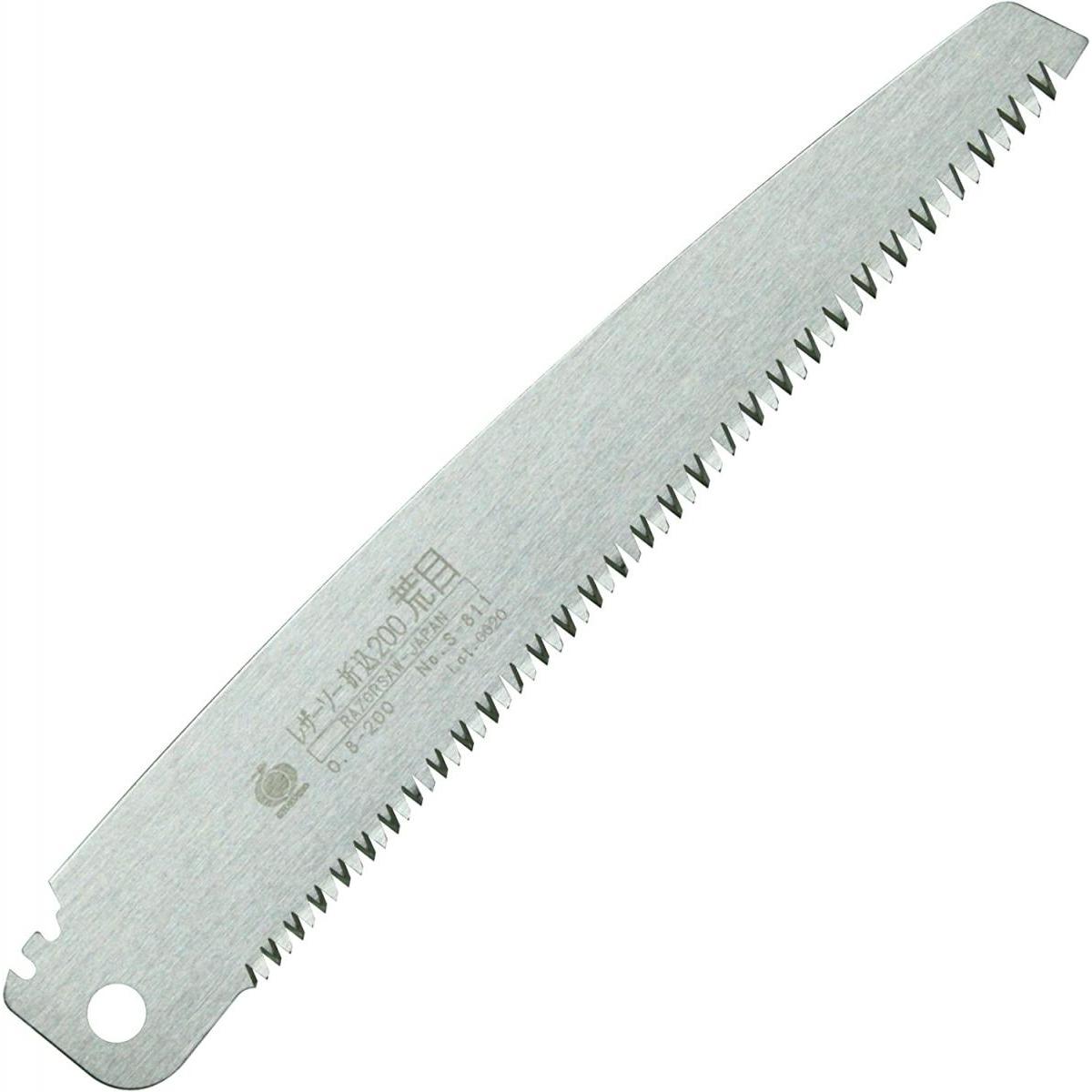 刃元は小さく、刃先へ行く程大きくなる目立により、細目の様なスムーズな切り始めでありながらパワフルな切断力を発揮します。 均等に配置した縦挽目によりタテ・ヨコ・ナナメの切断が可能になり、生木から一般木材まで使用できます。 ◇用 途 生木・一般木材用鋸の替刃。 ◇仕 様 刃長：200mm(荒目) ピッチ：2.6～3.5mm 板厚：0.8mm 衝撃焼入 サビに強い特殊表面処理 レーザーマーキング 【JAN：4903524281114】※商品の仕様・パッケージや原産国・原産地などは、メーカーの都合により予告なく変更される場合がございます。最新の情報につきましては、メーカーにご確認くださいますようお願いいたします。