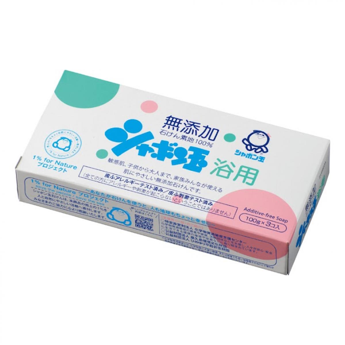 シャボン玉浴用はシャボン玉の定番人気商品！ キメ細かく弾力のある泡立ちで、やさしく汚れを落とします。 さっぱり洗えるのに洗い上がりはしっとり。 ※香料、着色料、エデト酸塩（EDTA-4Na）などの酸化防止剤、合成界面活性剤を使用していない無添加石けんです 【添加物を使用していない無添加石けん】 成分は「石けん成分」のみ。 香料、着色料、酸化防止剤(EDTA-4Naなど)、合成界面活性剤を使用していないシンプルな石けん。 余分なものが入っておらず、お肌に優しい無添加石けんです。 【もっこもこボリューム泡でさっぱり】 からだを優しく包み込む「もっこもこのボリューム泡」が特徴。 弱酸性の皮脂よごれを、このもっこもこのボリューム泡でさっぱりとやさしく洗い上げます。 【全身に使える石けん】 体洗いだけではなく、洗顔やシャンプー、手洗いなどこれ一つで全身洗っていただけます。 容量：100g×3 成分：石ケン素地 ＜4901797006014＞ 【ご購入前にご確認ください】※こちらの商品は日本郵便株式会社のゆうパケットパフでの配送です。配送方法はポストまたは玄関前への置き配(非対面)となりますのでご了承ください。また、当店から発送後の商品の紛失・破損などのトラブルにつきましては一切の責任を追いかねます。※こちらの商品はゆうパケットパフでのお届けのため、配送日時はご指定いただけません。システムの都合上入力は可能ですが、ご対応は致しかねます。予めご了承ください。※こちらの商品は代引きでのお支払いはお受けできません。そのため、注文はキャンセルとさせていただきます。ご了承ください。※当店ではのし・ラッピング梱包は承っておりません。※お客様都合でのキャンセル及び返品・交換は受け付けておりません。あらかじめご了承の上、ご注文ください。※商品の仕様・パッケージや原産国・原産地などは、メーカーの都合により予告なく変更される場合がございます。最新の情報につきましては、メーカーにご確認くださいますようお願いいたします。