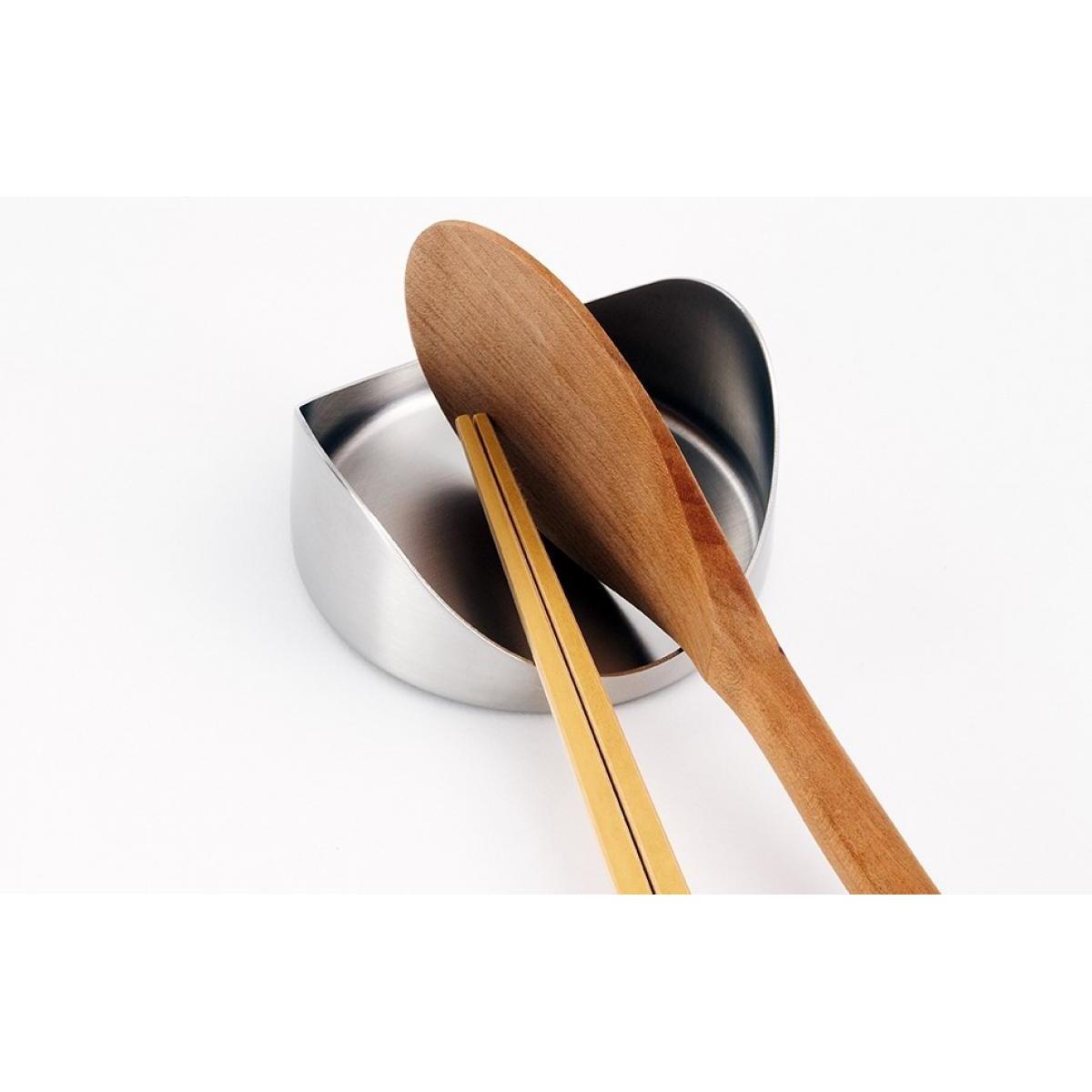 調理道具をさっと置けて、さっと取れる、まわりを汚さないツールレスト。 菜箸、トング、ヘラやレードルなど調理中の道具を置けます。 鍋や鉄板料理の際にテーブルに置いても馴染む形状。洗いやすく、清潔に使えます。 食器洗い機対応。 サイズ：直径85mm×全高40mm 重量：90g 材質：18-8ステンレス 食洗器対応：○ ＜4979487310635＞ 【ご購入前にご確認ください】※こちらの商品は日本郵便株式会社のゆうパケットパフでの配送です。配送方法はポストまたは玄関前への置き配(非対面)となりますのでご了承ください。また、当店から発送後の商品の紛失・破損などのトラブルにつきましては一切の責任を追いかねます。※こちらの商品はゆうパケットパフでのお届けのため、配送日時はご指定いただけません。システムの都合上入力は可能ですが、ご対応は致しかねます。予めご了承ください。※こちらの商品は代引きでのお支払いはお受けできません。そのため、注文はキャンセルとさせていただきます。ご了承ください。※当店ではのし・ラッピング梱包は承っておりません。※お客様都合でのキャンセル及び返品・交換は受け付けておりません。あらかじめご了承の上、ご注文ください。※商品の仕様・パッケージや原産国・原産地などは、メーカーの都合により予告なく変更される場合がございます。最新の情報につきましては、メーカーにご確認くださいますようお願いいたします。