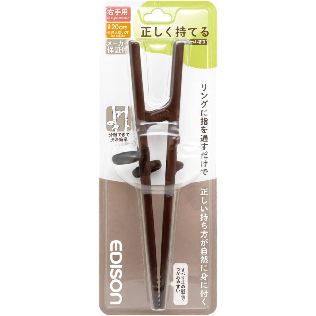 正しい​お箸の​持ち方は​日々の​練習から。指の角度を補助するリングで、正しい持ち方が自然に身につきます。 ●連結部でお箸の交差を防止するので、持ち方にお悩みの方や食事のリハビリ用として幅広い方々にお使いいただけます。 ●使いやすさはそのままで「全長20cm・リング内径1.6cmと手の大きな方でも使いやすいサイズです。また、リングを外せば一般のお箸に近い状態にステップアップすることができます。 ●箸先は掴みやすいデコボコ形状と、さらに細かいシボ（微細）加工がされています。そのため、多彩な食材が滑りにくく、掴みやすくなっています。 《製品仕様》 ●材質（耐熱温度）：お箸本体：ABS樹脂(80度)、リング：シリコーンゴム(120度) ●サイズ/重量：お箸:55×35×200mm/19g ●リング内径：16mm 【ご購入前にご確認ください】※こちらの商品は日本郵便株式会社のゆうパケットでの配送です。配送方法はポスト投函となりますのでご了承ください。また、当店から発送後の商品の紛失・破損などのトラブルにつきましては一切の責任を追いかねます。※こちらの商品はゆうパケットでのお届けのため、配送日時はご指定いただけません。システムの都合上入力は可能ですが、ご対応は致しかねます。予めご了承ください。※こちらの商品は代引きでのお支払いはお受けできません。そのため、注文はキャンセルとさせていただきます。ご了承ください。※当店ではのし・ラッピング梱包は承っておりません。※お客様都合でのキャンセル及び返品・交換は受け付けておりません。あらかじめご了承の上、ご注文ください※商品の仕様・パッケージや原産国・原産地などは、メーカーの都合により予告なく変更される場合がございます。最新の情報につきましては、メーカーにご確認くださいますようお願いいたします。