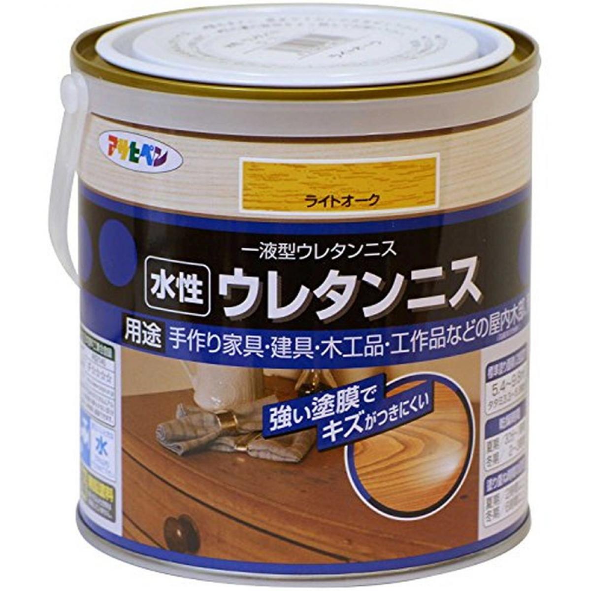 ＜特徴＞●着色と美しいツヤだしが同時にでき、木目を生かした高光沢なツヤに仕上がります。●塗膜は肉持ち感も良く、耐久性に優れています。●臭いが少なく、塗りやすい水性タイプです。●建築基準法（F☆☆☆☆）対応品です。＜用途＞●家具、建具、木工品、工作品などの屋内木部●屋内無垢木部床（フローリングは除く）＜乾燥時間＞夏期：30分～1時間　冬期：2～3時間＜塗り重ね時間＞夏期：2時間以上　冬期：6時間以上＜標準塗り面積＞100ML：0.8～1.3m2、300ML：2.3～4.2m2、0.7L：5.4～9.8m2【2回塗り】※商品の仕様・パッケージや原産国・原産地などは、メーカーの都合により予告なく変更される場合がございます。最新の情報につきましては、メーカーにご確認くださいますようお願いいたします。
