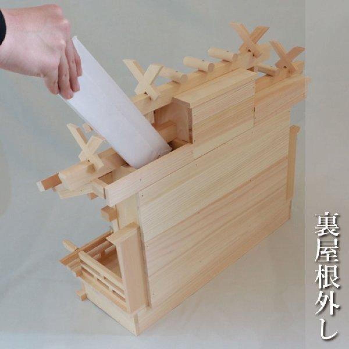 ファンズファクトリーの【お取り寄せ～2週間】静岡木工 神棚の里 屋根違い三社　木曽桧（小） 神棚 木曽檜（ひのき）｜アングル3