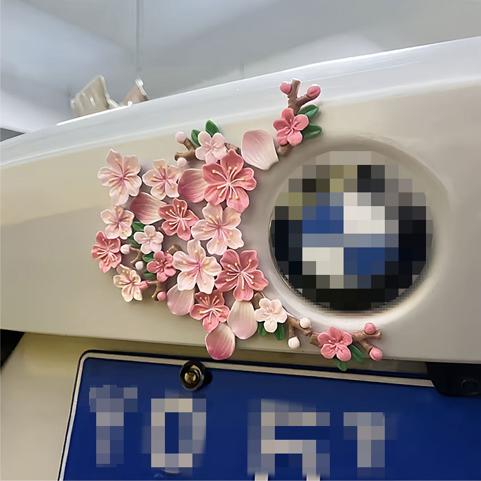 ◎素材：樹脂 ◎個数：1個/16個/24個/32個 ◎3D立体桜のDIYデコレーションステッカー（無痕跡テープ付属） ◇ぷっくり立体感デザイン、樹脂加工のぷっくり立体シール、無痕跡テープ付属、貼るだけでデコが可愛く仕上がります。 ◇自分好みにDIYできます。 ◇様々なスタイルで、どこにでも貼ることができます。 ◇車はもちろん、自転車や電動自転車、置物、装飾品、箱、ノートにも使えます。 ◎注意事項 ※貼りたい場所をきれいに拭き取って、 無痕跡テープ付き、使い方簡単！ ※撮影の為、画質等の関係上、色などが実際の商品と若干違ってしまうこともあるかもしれませんがご理解のほどご購入ください。予めご了承ください。
