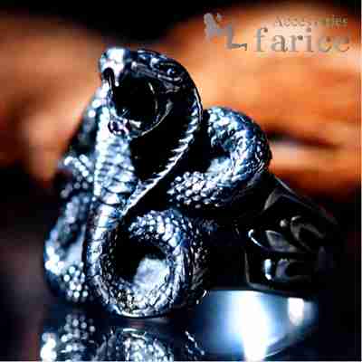 威嚇するキングコブラ(毒蛇)モチーフ ウェイブボディスネーク(蛇)デザイン サイドフルールドリス(百合の花の紋章)彫り メンズ ステンレスリング