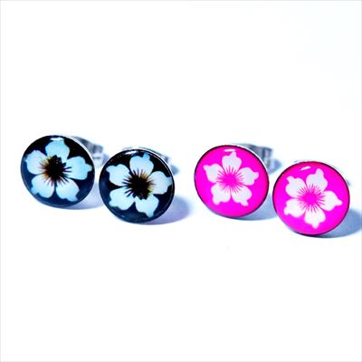 ホワイトフラワー(花)デザイン 樹脂コーティングラウンド型プレート レディース スタッドピアス【ブラックカラーorピンクカラー】