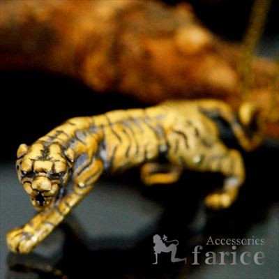 虎 威嚇するタイガー 全身 動物 強さの象徴 干支 金運 お守り 真鍮 重厚 ミニフィギュア 精巧 ヴィンテージ アンティークゴールド メンズネックレス ペンダント