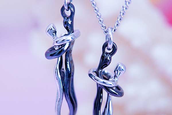 メタルブラック ハグ 抱きつき 抱擁 人 アート 芸術 愛 ペア カップル ステンレス ネックレス 【膝曲げVer/直立Ver】
