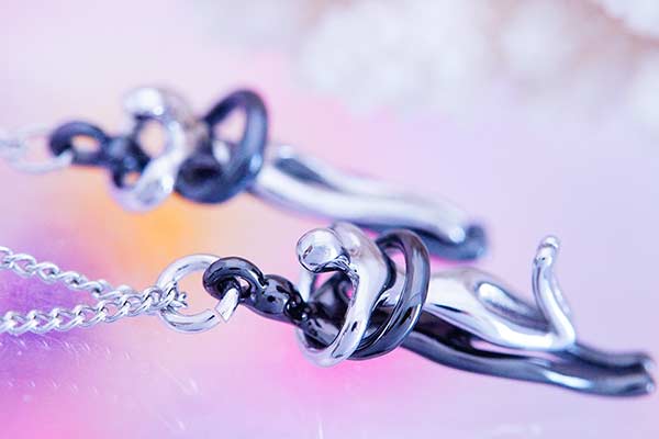 メタルブラック ハグ 抱きつき 抱擁 人 アート 芸術 愛 ペア カップル ステンレス ネックレス 【膝曲げVer/直立Ver】