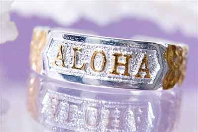 ALOHA(アロハ)文字打ち出し仕上げ プルメリア(花)＆スクロール(波)彫り カットライントロピカル イエローゴールドペアカラー レディース ハワイアンジュエリー シルバー925 フリーサイズ トゥーリング ピンキーリング【4mm幅】