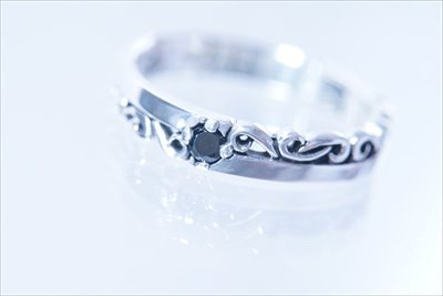 アクセサリーショップfariceのアラベスク透かし彫り アシンメトリーチェッカーデザイン ジルコニア ワンポイント装飾 メンズ＆レディース シルバー925 ペアリング【ブラックorクリア】｜アングル3