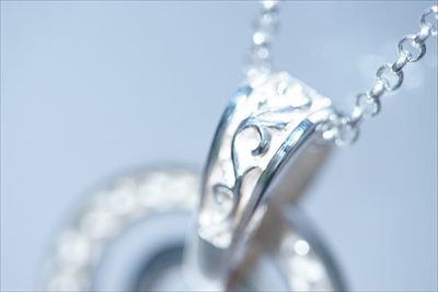 ホワイトコーティングセンターラウンドアラベスク(ツタ模様)レリーフツインサークルシルバーペンダント (メンズ＆レディース)