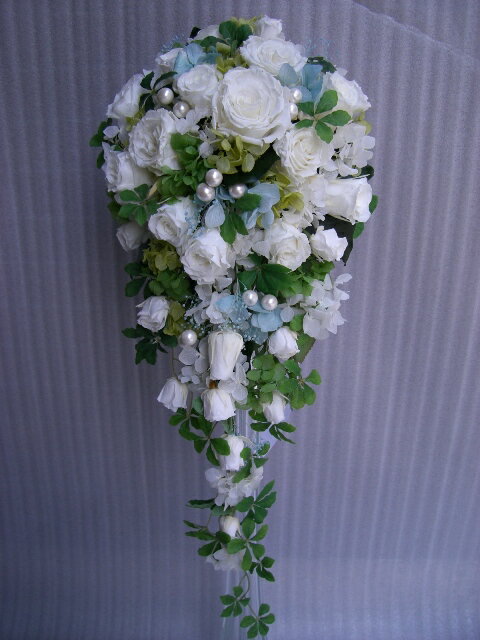 プリザーブド白バラメインサムシングブルーキャスケードブーケ
