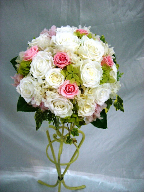 プリザーブド白バラメインポイントにピンクバラのラウンドブーケ