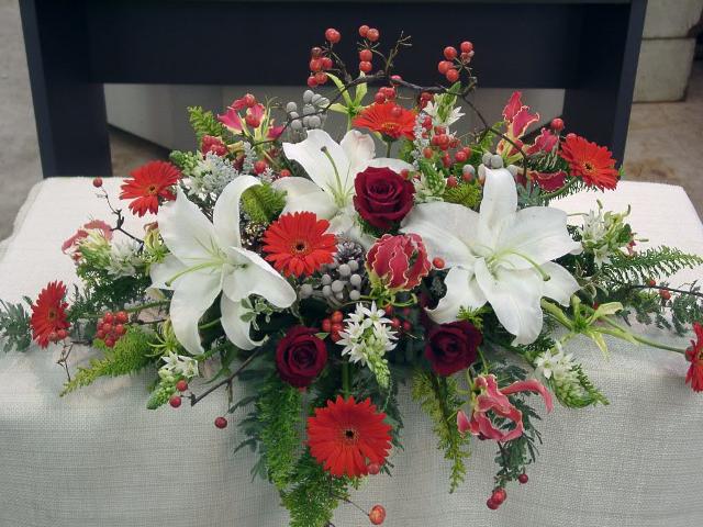 楽天フラワーショップ　ファーナムカサブランカ、赤バラ、グロリオサなどのメインテーブル装花（生花）