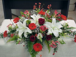 カサブランカ、赤バラ、グロリオサなどのメインテーブル装花（生花）