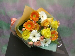 黄、オレンジ、白のバラ、ガーベラメイン花束