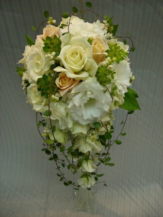 白バラキャスケードブーケ