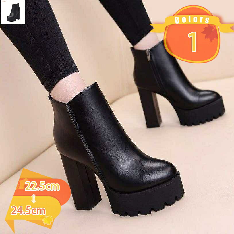 表地：合皮メイン素材：合皮○ヒールの高さ：11.5cm 【カラー】： ブラック 黒色 【サイズ】：34（22cm） 35（22.5cm） 36（23cm） 37（23.5cm） 38（24cm） 39（24.5cm） 40（25cm） 41（25.5cm） 42（26cm） 43（26.5cm） 甲高の方には普段よりワンサイズ上をお勧めします。○【ラウンド】：つまさきの形が丸いラウンドトゥだから、指に優しい履き心地で、長時間歩いても痛くなりにくい優秀ブーツです。【サイドジッパー】：サイドジップデザインで脱ぎ履きしやすいタイプ。シンプルなデザインなので何にでも合わせやすい優秀アイテムです。○【安定感 のある 太ヒール】：接地面の広い太ヒールは安定感があり、歩きやすくて 疲れにくい。ヒール慣れしていない方にもオススメ。足首にフィットし、どの角度から見てもすっきりとした印象で脚を綺麗に見せる美脚◎ 低反発クッションで、柔らかい履き心地で足への負担が軽くなる。たくさん歩いても疲れにくい。○ 秋冬のスタイリングに欠かせないショートブーツ。内側には手触りの良い素材て、軽量 で クッション性、グリップ力があり、快適 な 履き心地 です。歩きやすさと、美脚 にこだわった ブーツで、女性の特有 スタイリッシュ と 優雅さを見せます。お出掛けが楽しくなること間違いなし。○ [特徴] クラシックなパーティードレスブーツは、耐水性の合皮、通気性のある裏地、保温性と乾燥性、汗を吸収して臭いを抑え、一日中足を暖かく涼しく保ちます。分厚いヒールブーツはブロックヒールです。滑りにくいラバーソール、耐衝撃性と耐摩擦性、滑り止め効果のあるグリップ性能を提供。○ 通勤や通学はもちろん、コスプレ、 仮装、 音楽イベント、 買い物等の普段使いだけでなく、卒業式、 成人式などのイベント等でも幅広く活躍できます。高ヒールと細身のシルエットで足首が引き締まって見え、スリムでオシャレなコーディネートに仕上げてくれます。★ブーツ レディース ポインテッドトゥ ブーティ 本革 歩きやすい 大きいサイズ サイドジッパー スウェード ブーティー アンクルブーツ ショート 厚底 ローヒール 幅広 オフィス ビジネス 通気 入学式 おしゃれ 美脚 黒 成人式 カジュアル 小さいサイズ ★~：コーデしやすい太ヒールのレディースショートブーツ。履きやすいファスナー付きブーツ。トレンドのブーツは普段使いから、コスプレにもお勧め！ ★~：シンプルなデザインの中にもカジュアルさとシックさを合わせ持ったブラックのヴィンテージ仕様のデザインなので、気軽に履いてオシャレを楽しむことが出来ます。 ★~：ベーシックなデザイン。シンプルなデザインで様々なスタイリングに合わせやすい。頼りにしたいアイテム。 ★~：安定感良いチャンキーヒール。歩きやすさもきれい見えも叶えてくれる。ヒールが苦手な方におすすめ！ ★~：マニッシュからガーリースタイルまで幅広いコーデができちゃう！レースアップがスタイリッシュなショートブーツ！ライブやダンス、コスプレアイテムとの相性も。 ★~：デートや二次会パーティー、入学式、卒業式、成人式、ビジネス用、通勤用、 仕事用、オフィスにぴったり。袴姿だけでなく、普段使いもできる。 ★~：「ご注意」 素材によってサイズ感が若干異なる場合がごさいます。ご理解をお願い致します。 写真はサンプルです、画面上と実物では多少色具合が異なって見える場合もございます。ご了承ください。 素材や接着剤等の匂いがある場合がございます。気になる場合は、消臭スプレー等の使用や陰干しをおすすめします。 ★~：ブーツ ショートブーツ レディース 本革ブーツ 美脚 ポインテッドトゥ 無地 ローヒール 太ヒール 細見せ おしゃれ 痛くない 疲れにくい 秋冬 シンプル ヒールブーツ ショート丈ブーツ オフィス 歩きやすい 通勤 通学 滑り止め 黒 通勤ブーツ 太めヒール ファッション 安定 デイリー プレーン ミドルブーツ かわいい ブーティー シューズ 大きいサイズ ブーティ 秋 ショート 冬 暖かい 柔らかい 低反発。ご案内している情報は参考用です。実際にお届けする商品をご確認くだレディース ショートブーツ レースアップ 厚底 ファスナー付き 黒 ハイヒール 厚底ブーツ 編み上げブーツ 厚底靴 チャンキーヒール 22.0cm ラウンドトゥ ブラック裏起毛 ヒール6cm ブーティ厚底ブーツ 15cmヒール レディース レディースブーティ 15cm バイク厚底ブーツ トレッキング シューズ 白 ブーツ ミドル 25.5 レースアップ ブラウン レティース ライディングシューズショートブーツ ブーティ レディース 24.0cm チャンキーヒール ブラック裏起毛 大きいサイズ ラウンドトゥ 3cmセンチ ブーティー 歩きやすい 秋 冬 滑り止め 小さいサイズ 痛くない フォーマルバックファスナー ローヒール ブーツ レディース 秋冬 ショートブーツ フラット 黒 26.0cm 本革 甲高 幅広 痛くない 歩きやすい 疲れない 大きいサイズ 小さいサイズ 厚底ブーツ アンクル