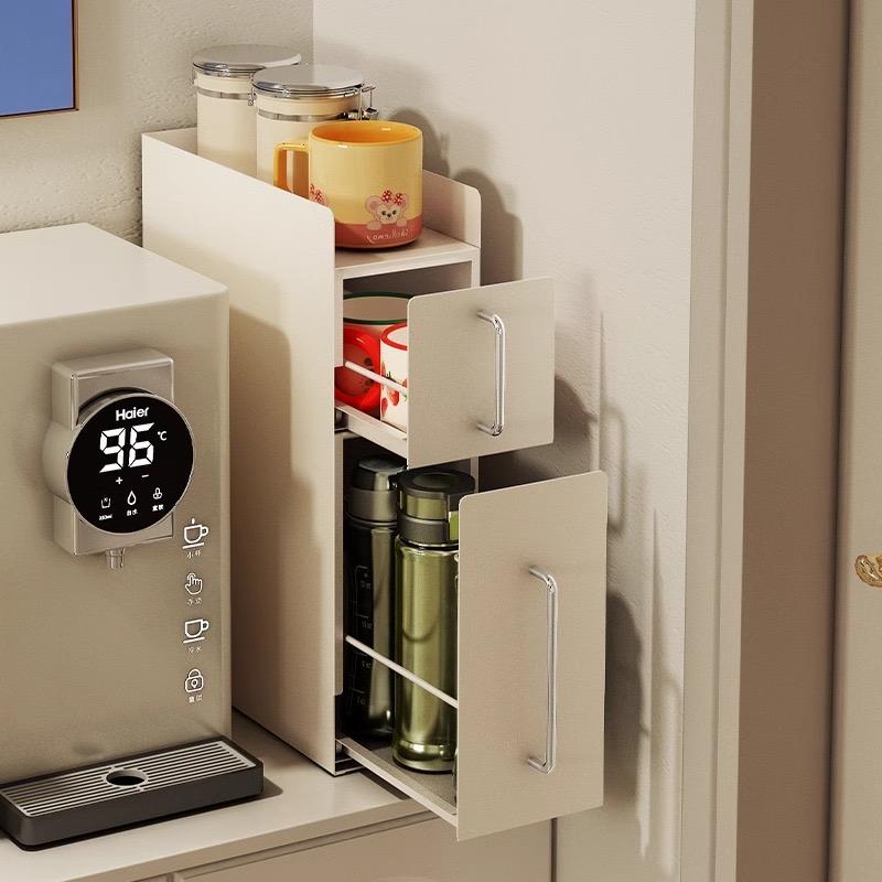 隠せる調味料ラック2段 ブラック ホワイト◆調理中によく使う醤油やサラダ油などを、コンロ横にまとめて収納できる調味料ラック棚下から取り出さなくても、キッチンサイドでひと手間を省きます。◆見せない収納がおしゃれ隠せる引き出し収納と上段棚の2つの収納で、生活感を隠しながらコンロ周りを整理整頓できます。側面には磁石がくっ付けられるので、タイマーなどを付けカスタマイズすることが可能です。◆横からの落下防止機能1段目・2段目どちらも横から落ちないように落下防止の棒を付けています。◆取っ手を付けるだけのほぼ完成品♪ドライバーも付属しているので、別途工具を揃える必要もありません。〔商品詳細〕サイズ：高さ48×奥行35×幅14cm重量：4.9kg耐荷重：約7.5kg素材：炭素鋼(磁石がくっつきます)付属品(全体)：ドライバーキッチン収納 隠す 収納 スパイス 調味料ラック 隠せる スリム 2段 一人暮らし スパイスラック コンロ横 収納 キッチン収納 調味料入れ 隙間収納 棚 便利グッズ 無地 1人暮らし 油汚れ隠せる調味料ラック2段 ブラック ホワイト◆調理中によく使う醤油やサラダ油などを、コンロ横にまとめて収納できる調味料ラック棚下から取り出さなくても、キッチンサイドでひと手間を省きます。◆見せない収納がおしゃれ隠せる引き出し収納と上段棚の2つの収納で、生活感を隠しながらコンロ周りを整理整頓できます。側面には磁石がくっ付けられるので、タイマーなどを付けカスタマイズすることが可能です。◆横からの落下防止機能1段目・2段目どちらも横から落ちないように落下防止の棒を付けています。◆取っ手を付けるだけのほぼ完成品♪ドライバーも付属しているので、別途工具を揃える必要もありません。〔商品詳細〕サイズ：高さ48×奥行35×幅14cm重量：4.9kg耐荷重：約7.5kg素材：炭素鋼(磁石がくっつきます)付属品(全体)：ドライバーキッチン収納 隠す 収納 スパイス 調味料ラック 隠せる スリム 2段 一人暮らし スパイスラック コンロ横 収納 キッチン収納 調味料入れ 隙間収納 棚 便利グッズ 無地 1人暮らし 油汚れ