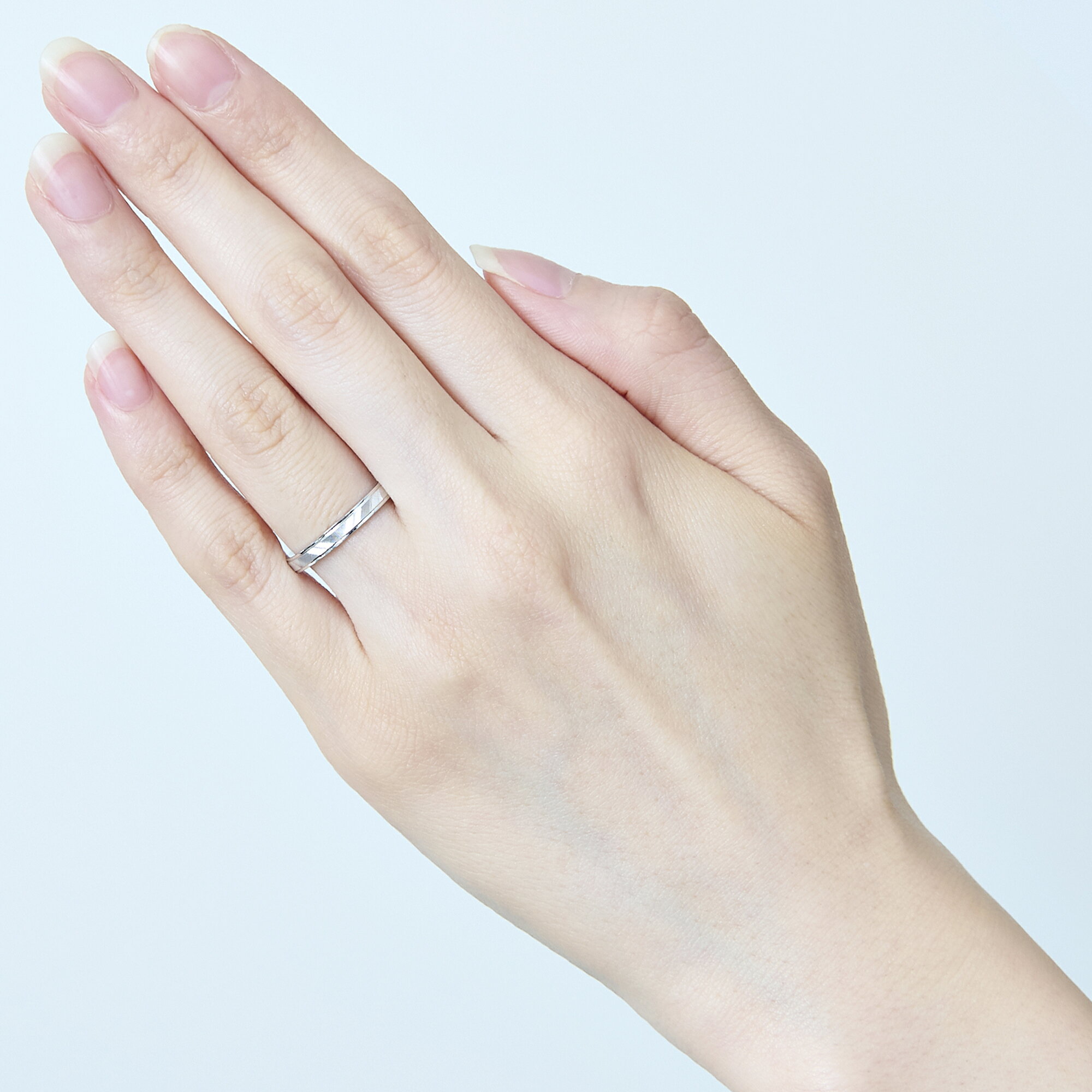 THE KISS 公式ショップの【結婚指輪】【ラッピング無料】【刻印無料】【THE KISS Anniversary】 プラチナ マリッジ リング THE KISS ザキッス リング・指輪 誕生石 7061123151-P セット シンプル 男性 女性 2個セット アニバーサリー｜アングル3